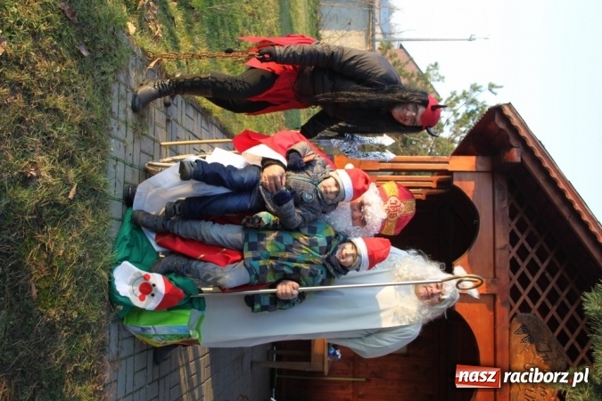 Zdjęcie w galerii na portalu naszraciborz.pl: Mikołaj w farskich ogrodach w Wojnowicach wiadomości z regionu