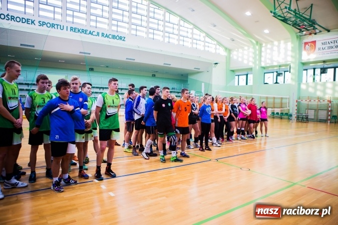 Zdjęcie w galerii na portalu naszraciborz.pl: Turniej Mikołajkowy w Piłce Siatkowej w Arenie Rafako wiadomości z regionu