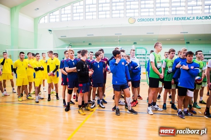 Zdjęcie w galerii na portalu naszraciborz.pl: Turniej Mikołajkowy w Piłce Siatkowej w Arenie Rafako wiadomości z regionu