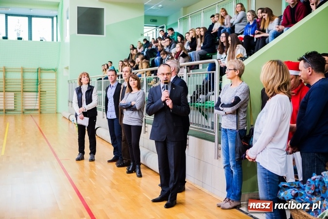 Zdjęcie w galerii na portalu naszraciborz.pl: Turniej Mikołajkowy w Piłce Siatkowej w Arenie Rafako wiadomości z regionu
