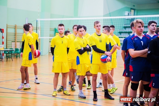 Zdjęcie w galerii na portalu naszraciborz.pl: Turniej Mikołajkowy w Piłce Siatkowej w Arenie Rafako wiadomości z regionu
