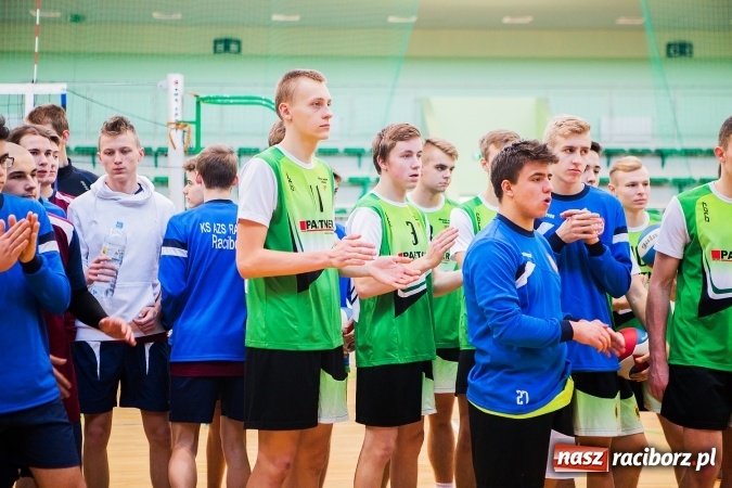 Zdjęcie w galerii na portalu naszraciborz.pl: Turniej Mikołajkowy w Piłce Siatkowej w Arenie Rafako wiadomości z regionu