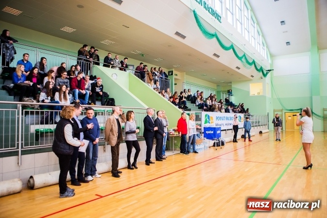 Zdjęcie w galerii na portalu naszraciborz.pl: Turniej Mikołajkowy w Piłce Siatkowej w Arenie Rafako wiadomości z regionu