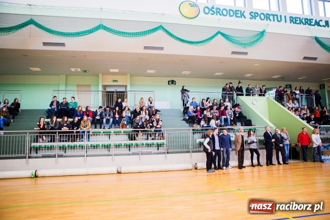 Zdjęcie w galerii na portalu naszraciborz.pl: Turniej Mikołajkowy w Piłce Siatkowej w Arenie Rafako wiadomości z regionu