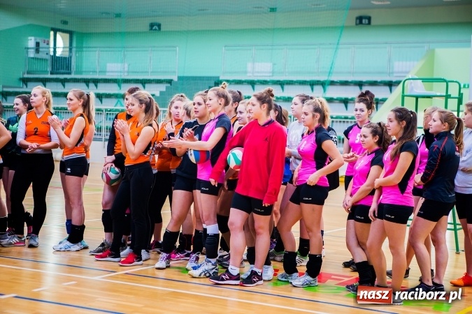 Zdjęcie w galerii na portalu naszraciborz.pl: Turniej Mikołajkowy w Piłce Siatkowej w Arenie Rafako wiadomości z regionu