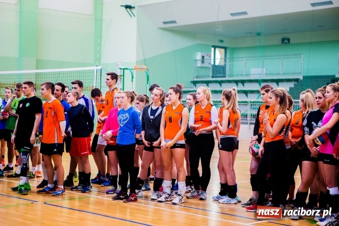 Zdjęcie w galerii na portalu naszraciborz.pl: Turniej Mikołajkowy w Piłce Siatkowej w Arenie Rafako wiadomości z regionu