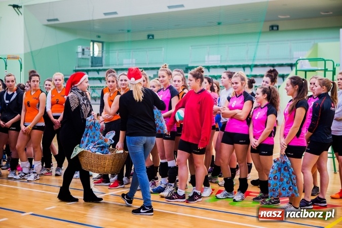 Zdjęcie w galerii na portalu naszraciborz.pl: Turniej Mikołajkowy w Piłce Siatkowej w Arenie Rafako wiadomości z regionu