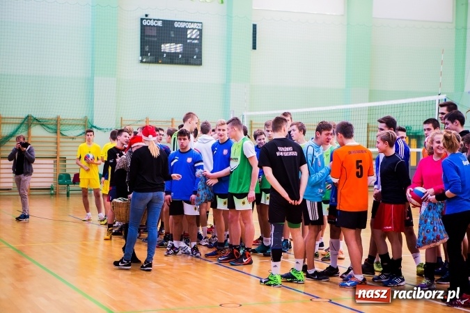 Zdjęcie w galerii na portalu naszraciborz.pl: Turniej Mikołajkowy w Piłce Siatkowej w Arenie Rafako wiadomości z regionu