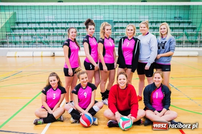 Zdjęcie w galerii na portalu naszraciborz.pl: Turniej Mikołajkowy w Piłce Siatkowej w Arenie Rafako wiadomości z regionu