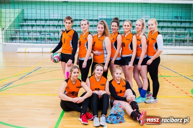 Zdjęcie w galerii na portalu naszraciborz.pl: Turniej Mikołajkowy w Piłce Siatkowej w Arenie Rafako wiadomości z regionu