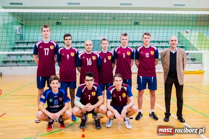 Zdjęcie w galerii na portalu naszraciborz.pl: Turniej Mikołajkowy w Piłce Siatkowej w Arenie Rafako wiadomości z regionu