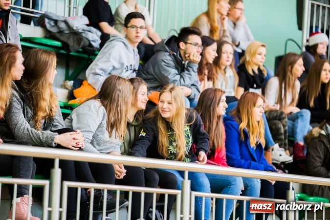 Zdjęcie w galerii na portalu naszraciborz.pl: Turniej Mikołajkowy w Piłce Siatkowej w Arenie Rafako wiadomości z regionu
