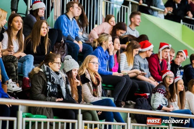 Zdjęcie w galerii na portalu naszraciborz.pl: Turniej Mikołajkowy w Piłce Siatkowej w Arenie Rafako wiadomości z regionu