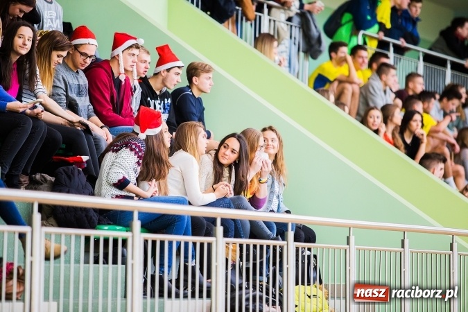 Zdjęcie w galerii na portalu naszraciborz.pl: Turniej Mikołajkowy w Piłce Siatkowej w Arenie Rafako wiadomości z regionu