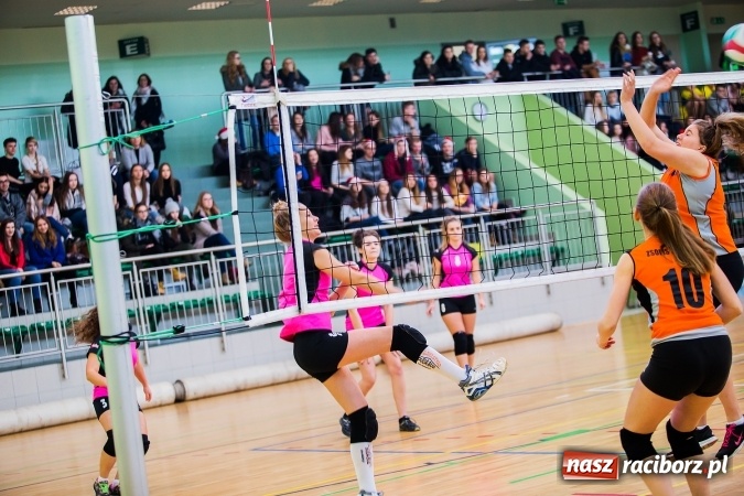 Zdjęcie w galerii na portalu naszraciborz.pl: Turniej Mikołajkowy w Piłce Siatkowej w Arenie Rafako wiadomości z regionu