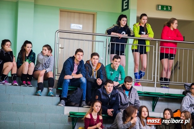 Zdjęcie w galerii na portalu naszraciborz.pl: Turniej Mikołajkowy w Piłce Siatkowej w Arenie Rafako wiadomości z regionu