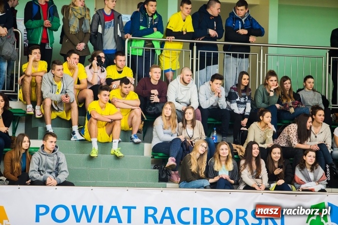 Zdjęcie w galerii na portalu naszraciborz.pl: Turniej Mikołajkowy w Piłce Siatkowej w Arenie Rafako wiadomości z regionu