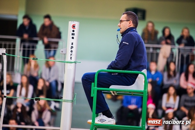 Zdjęcie w galerii na portalu naszraciborz.pl: Turniej Mikołajkowy w Piłce Siatkowej w Arenie Rafako wiadomości z regionu