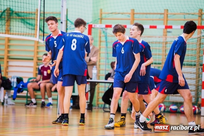 Zdjęcie w galerii na portalu naszraciborz.pl: Turniej Mikołajkowy w Piłce Siatkowej w Arenie Rafako wiadomości z regionu