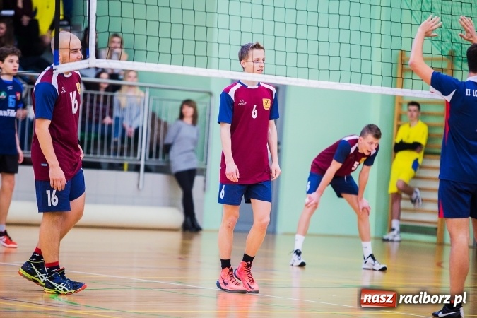 Zdjęcie w galerii na portalu naszraciborz.pl: Turniej Mikołajkowy w Piłce Siatkowej w Arenie Rafako wiadomości z regionu