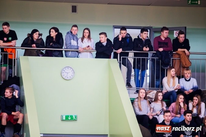 Zdjęcie w galerii na portalu naszraciborz.pl: Turniej Mikołajkowy w Piłce Siatkowej w Arenie Rafako wiadomości z regionu
