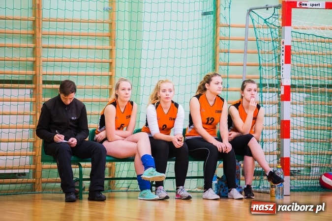 Zdjęcie w galerii na portalu naszraciborz.pl: Turniej Mikołajkowy w Piłce Siatkowej w Arenie Rafako wiadomości z regionu