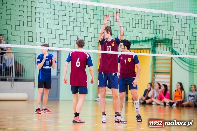 Zdjęcie w galerii na portalu naszraciborz.pl: Turniej Mikołajkowy w Piłce Siatkowej w Arenie Rafako wiadomości z regionu