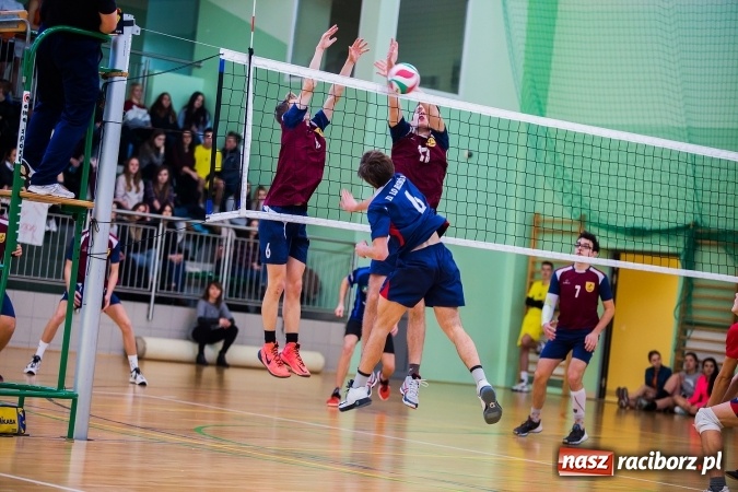 Zdjęcie w galerii na portalu naszraciborz.pl: Turniej Mikołajkowy w Piłce Siatkowej w Arenie Rafako wiadomości z regionu