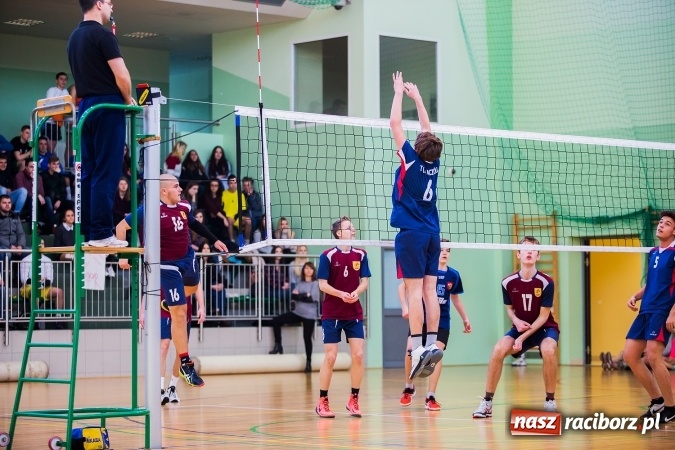 Zdjęcie w galerii na portalu naszraciborz.pl: Turniej Mikołajkowy w Piłce Siatkowej w Arenie Rafako wiadomości z regionu