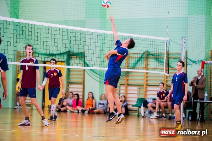 Zdjęcie w galerii na portalu naszraciborz.pl: Turniej Mikołajkowy w Piłce Siatkowej w Arenie Rafako wiadomości z regionu