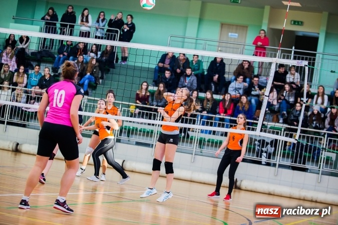 Zdjęcie w galerii na portalu naszraciborz.pl: Turniej Mikołajkowy w Piłce Siatkowej w Arenie Rafako wiadomości z regionu