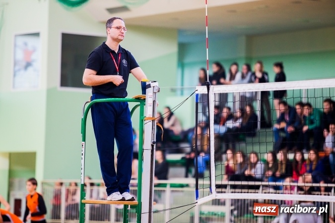 Zdjęcie w galerii na portalu naszraciborz.pl: Turniej Mikołajkowy w Piłce Siatkowej w Arenie Rafako wiadomości z regionu
