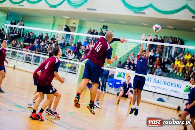 Zdjęcie w galerii na portalu naszraciborz.pl: Turniej Mikołajkowy w Piłce Siatkowej w Arenie Rafako wiadomości z regionu