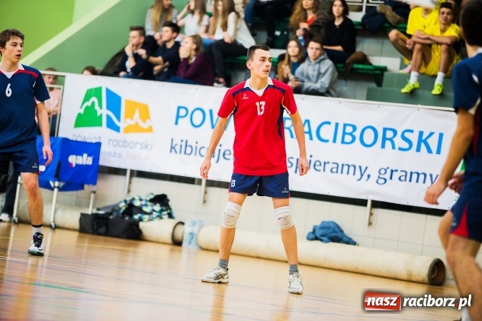 Zdjęcie w galerii na portalu naszraciborz.pl: Turniej Mikołajkowy w Piłce Siatkowej w Arenie Rafako wiadomości z regionu