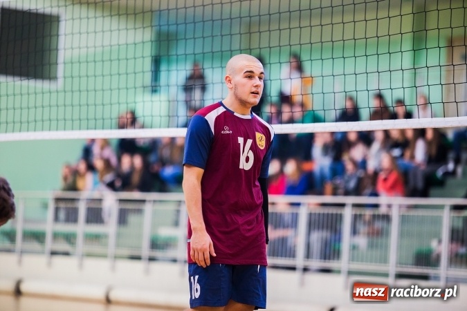 Zdjęcie w galerii na portalu naszraciborz.pl: Turniej Mikołajkowy w Piłce Siatkowej w Arenie Rafako wiadomości z regionu