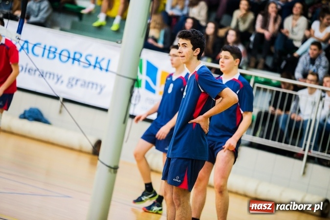 Zdjęcie w galerii na portalu naszraciborz.pl: Turniej Mikołajkowy w Piłce Siatkowej w Arenie Rafako wiadomości z regionu