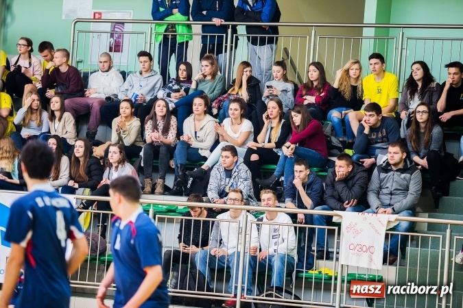 Zdjęcie w galerii na portalu naszraciborz.pl: Turniej Mikołajkowy w Piłce Siatkowej w Arenie Rafako wiadomości z regionu