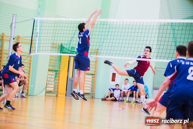 Zdjęcie w galerii na portalu naszraciborz.pl: Turniej Mikołajkowy w Piłce Siatkowej w Arenie Rafako wiadomości z regionu