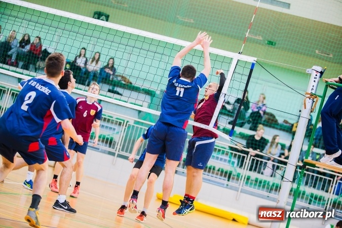 Zdjęcie w galerii na portalu naszraciborz.pl: Turniej Mikołajkowy w Piłce Siatkowej w Arenie Rafako wiadomości z regionu