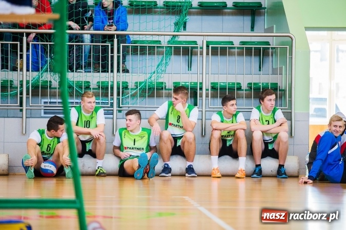 Zdjęcie w galerii na portalu naszraciborz.pl: Turniej Mikołajkowy w Piłce Siatkowej w Arenie Rafako wiadomości z regionu