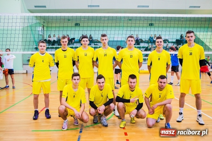 Zdjęcie w galerii na portalu naszraciborz.pl: Turniej Mikołajkowy w Piłce Siatkowej w Arenie Rafako wiadomości z regionu