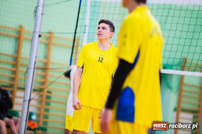 Zdjęcie w galerii na portalu naszraciborz.pl: Turniej Mikołajkowy w Piłce Siatkowej w Arenie Rafako wiadomości z regionu