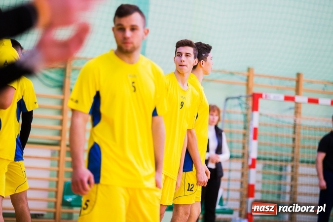 Zdjęcie w galerii na portalu naszraciborz.pl: Turniej Mikołajkowy w Piłce Siatkowej w Arenie Rafako wiadomości z regionu