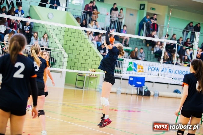 Zdjęcie w galerii na portalu naszraciborz.pl: Turniej Mikołajkowy w Piłce Siatkowej w Arenie Rafako wiadomości z regionu