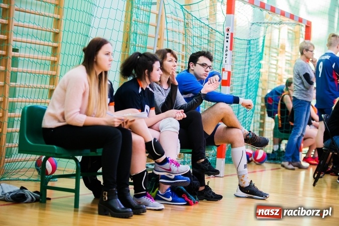 Zdjęcie w galerii na portalu naszraciborz.pl: Turniej Mikołajkowy w Piłce Siatkowej w Arenie Rafako wiadomości z regionu