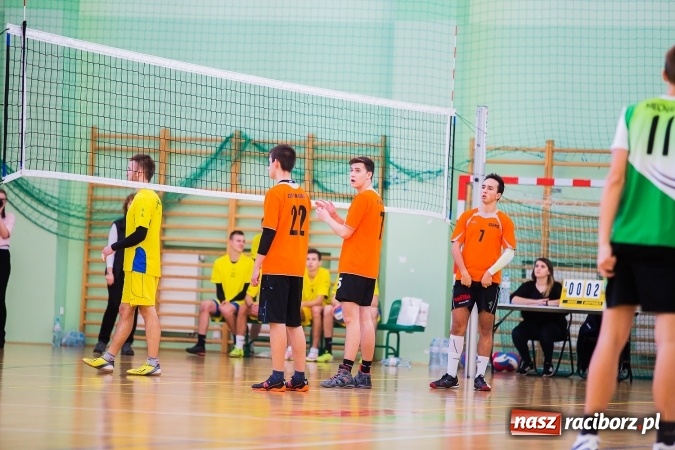 Zdjęcie w galerii na portalu naszraciborz.pl: Turniej Mikołajkowy w Piłce Siatkowej w Arenie Rafako wiadomości z regionu