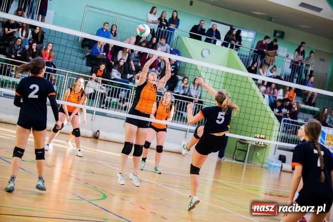 Zdjęcie w galerii na portalu naszraciborz.pl: Turniej Mikołajkowy w Piłce Siatkowej w Arenie Rafako wiadomości z regionu