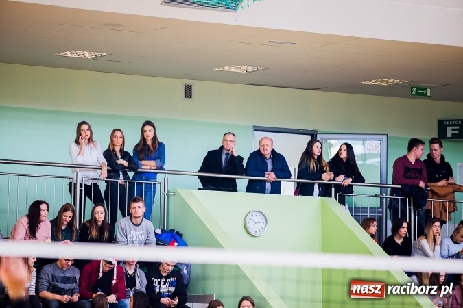 Zdjęcie w galerii na portalu naszraciborz.pl: Turniej Mikołajkowy w Piłce Siatkowej w Arenie Rafako wiadomości z regionu