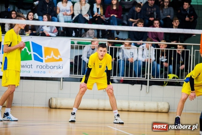 Zdjęcie w galerii na portalu naszraciborz.pl: Turniej Mikołajkowy w Piłce Siatkowej w Arenie Rafako wiadomości z regionu