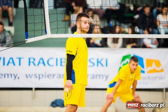Zdjęcie w galerii na portalu naszraciborz.pl: Turniej Mikołajkowy w Piłce Siatkowej w Arenie Rafako wiadomości z regionu